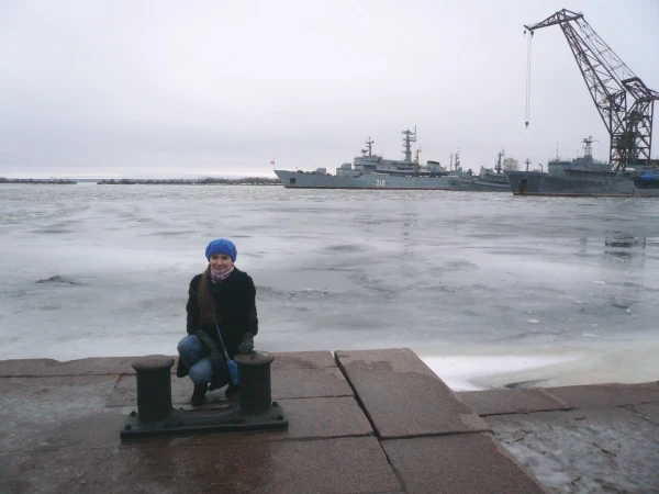 Петровская пристань - фото на память на фоне кораблей нашего флота