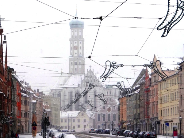 Впереди - церковь св. Афры 