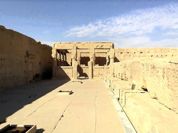 Святилище  на крыше храма