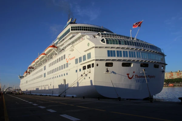 В порту Санта-Крус-де-Тенерифе. Thomson Majesty.