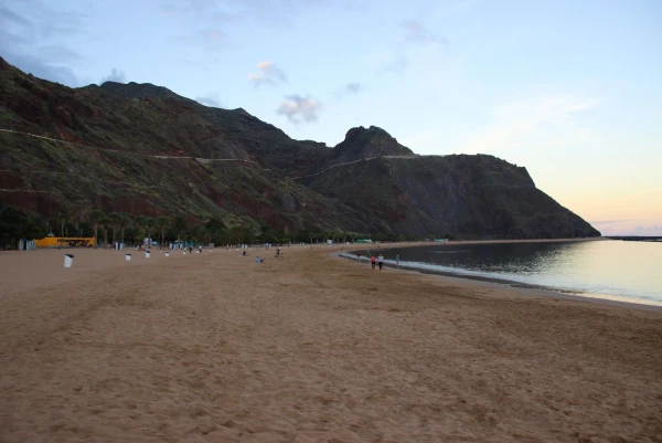 о. Тенерифе. Пляж Playa de las Teresitas.