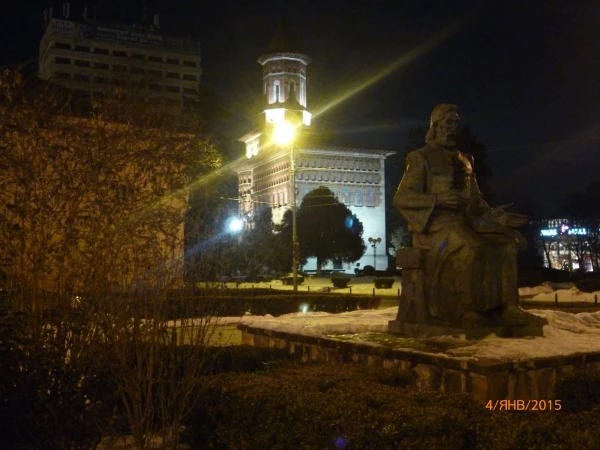 Яссы: церковь Святого Николая и памятник митрополиту Дософтию.