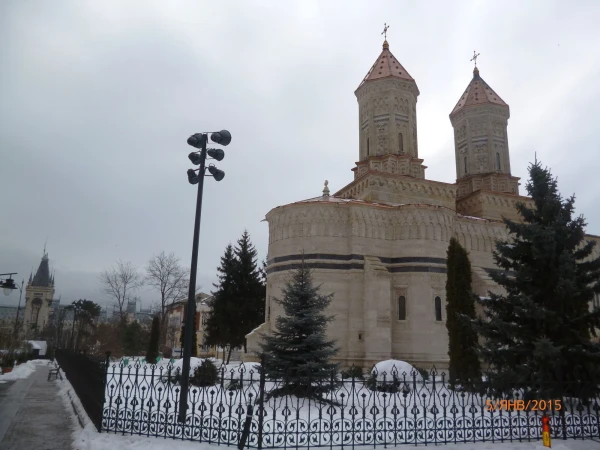 Яссы, Bulevardul Ștefan cel Mare și Sfânt: церковь Трёх святителей...