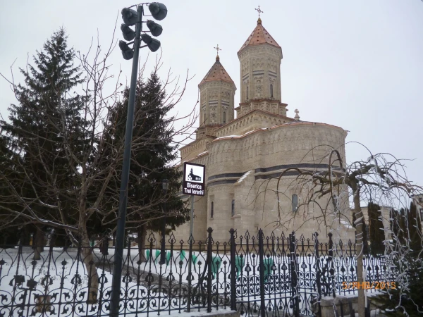 Яссы, Bulevardul Ștefan cel Mare și Sfânt: церковь Трёх святителей...