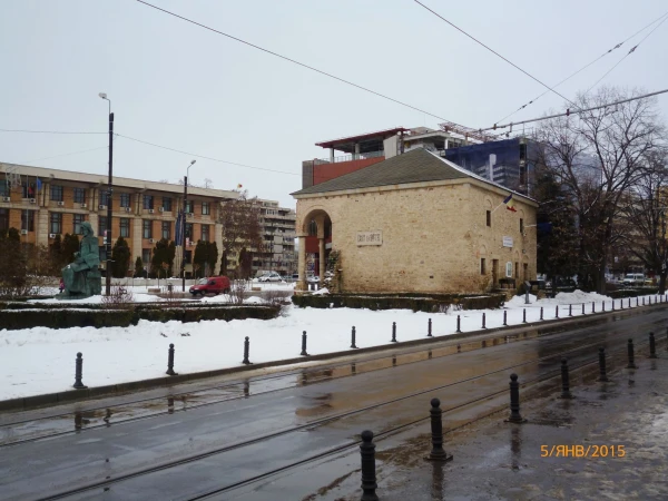 Яссы: памятник митрополиту Дософтию и Casa Dosoftei - ныне Литературный музей