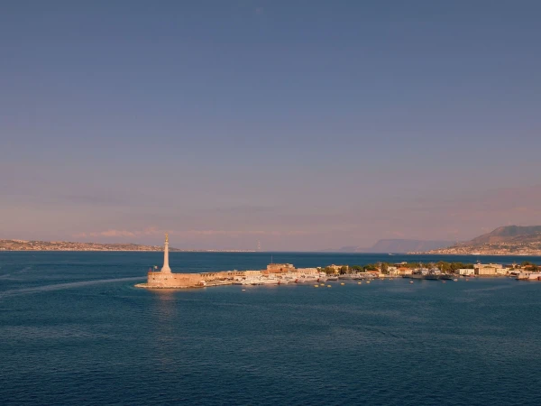 Форт Сантиссимо-Сальваторе (Forte del Santissimo Salvatore) на мысе Сан-Раньери , XVI век. Когда-то  защищал вход в гавань Мессины 