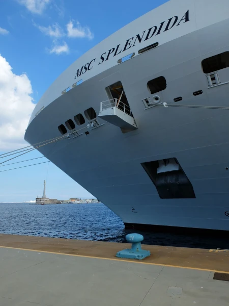 MSC Splendida в порту Мессины 