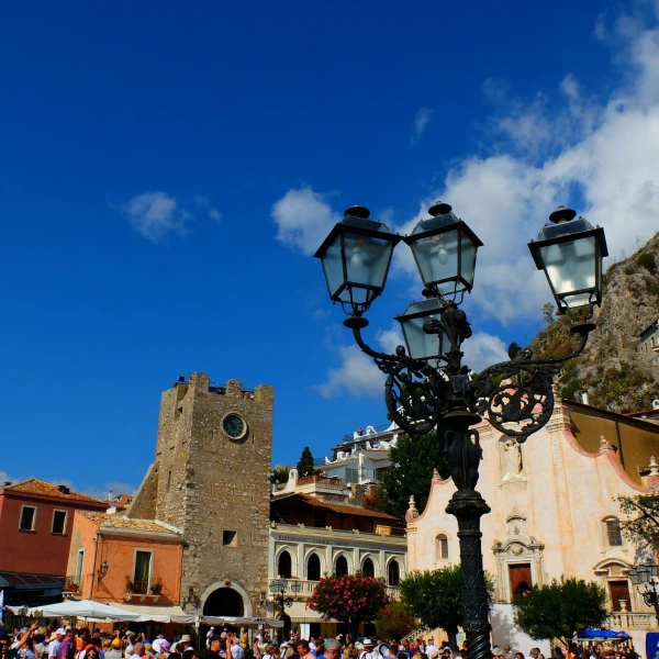 Площадь 9-го апреля (Piazza IX Aprile)  и Башня часов  (Torre dell'Orologio) 