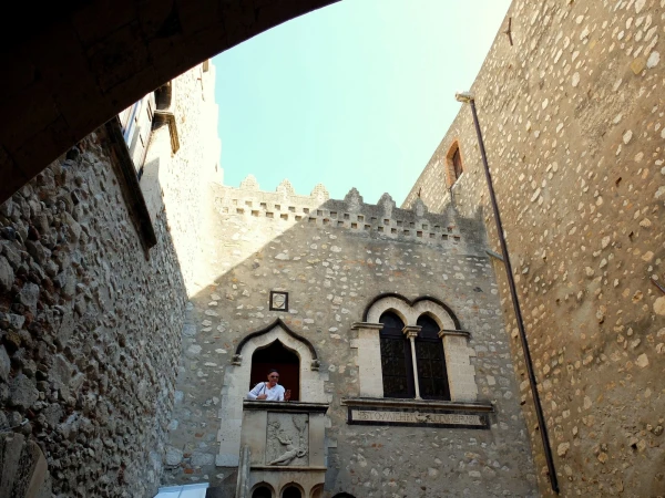 Дворец Корваджо ( Palazzo Corvaja) 