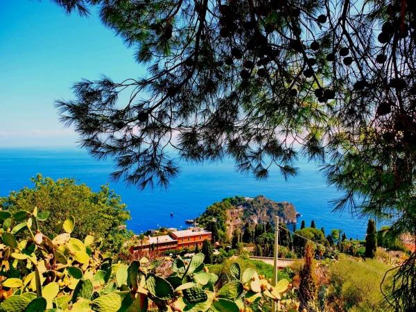 Вид из амфитеатра на побережье и островок  Изола Белла (Isola Bella)  