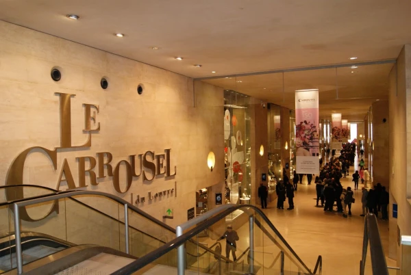 Наш вход в Лувр: через торговый центр Carrousel du Louvre, со станции метро Palais Royal - Musée du Louvre...