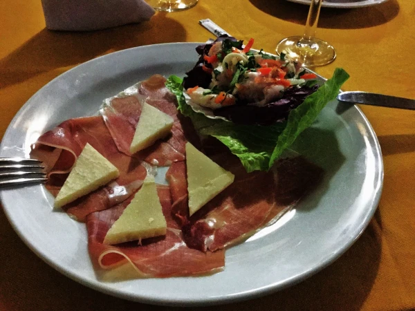 прошуто, и салатик из морепродуктов в ракушке