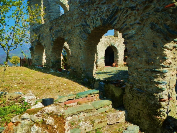 В Мартирано, развалины старинного дома