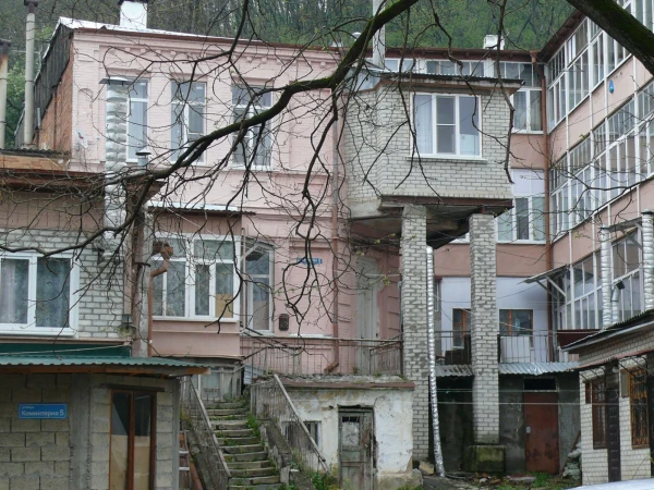 Местная избушка на курьих ножках