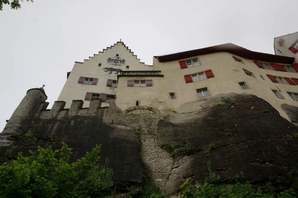 Замок на вершине скалы