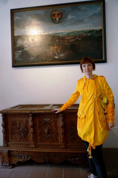 Красивый резной сундук