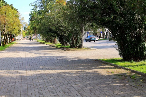 Даже в праздничный день немного народу на центральных улицах