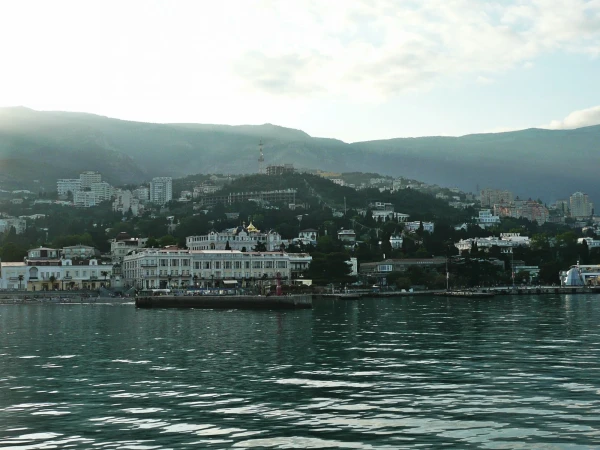 Вид с моря на Ялту
