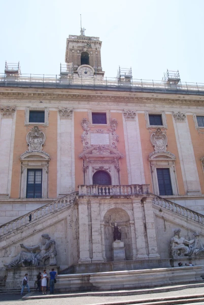 Капитолийская площадь. Дворец Сенаторов (Palazzo Senatorio)... 