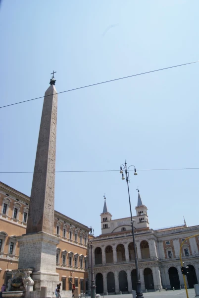 Латеранский обелиск (Piazza di S. Giovanni in Laterano) - самый древний и самый высокий обелиск Рима