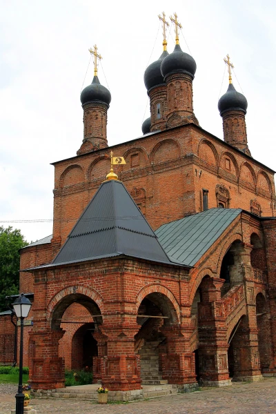 Собор Успения Пресвятой Богородицы на Крутицах (1665–1689 гг.) с нижним храмом Петра и Павла, построен Осипом Старцевым. 