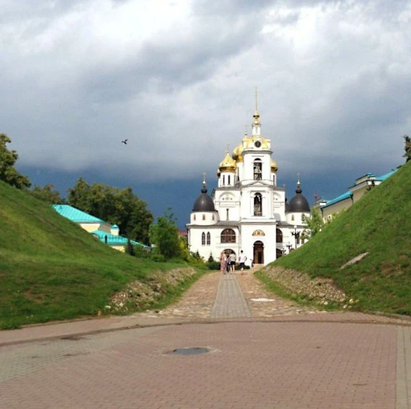 Земляные валы и Успенский собор
