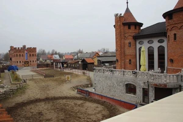 Отель Nesselbeck 4*. Рыцарское ристалище для конных шоу.