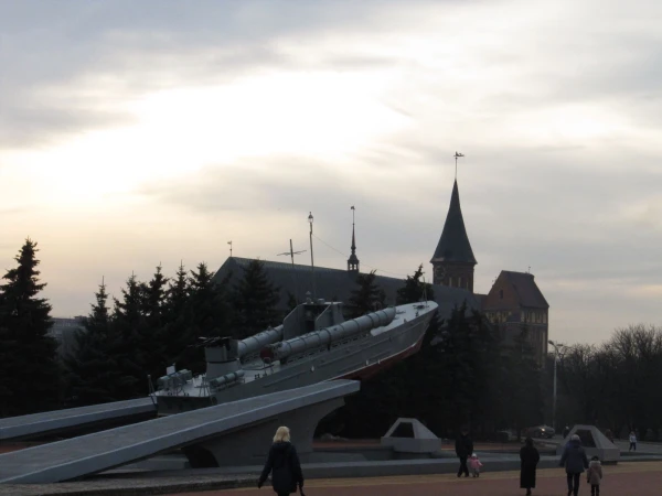 Калининград. Памятный знак морякам-балтийцам.