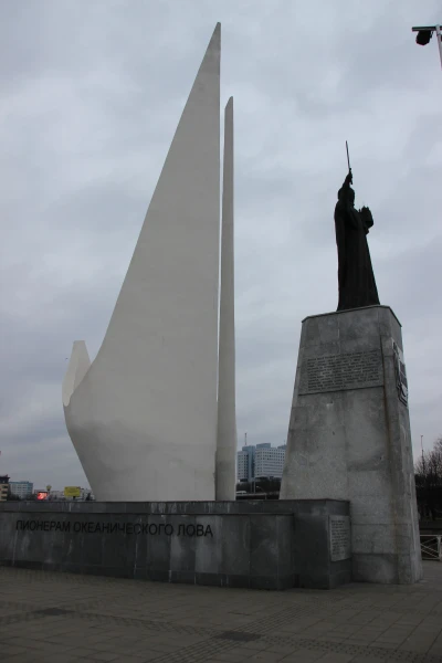 Памятник пионерам океанического лова, а также рыбакам, погибшим в море. Установлен в 1978 г., отреставрирован в 2008 г. В декабре 2009 к памятнику добавлена скульптура Николая Чудотворца. 