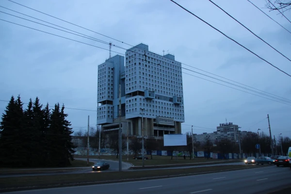Калининград. Дом Советов. Закопанный робот (голова робота).