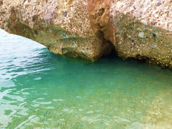 водичка в скалах на пляже Нерхи