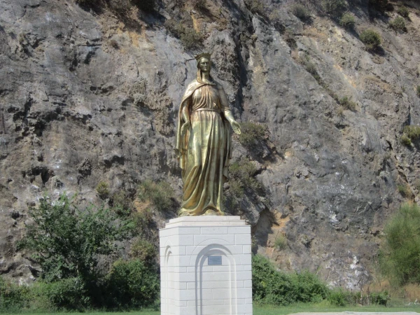 по дороге в Эфес. Статуя Дева Мария