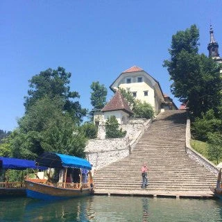 Островок с костелом Вознесения Девы Марии с колоколом желаний