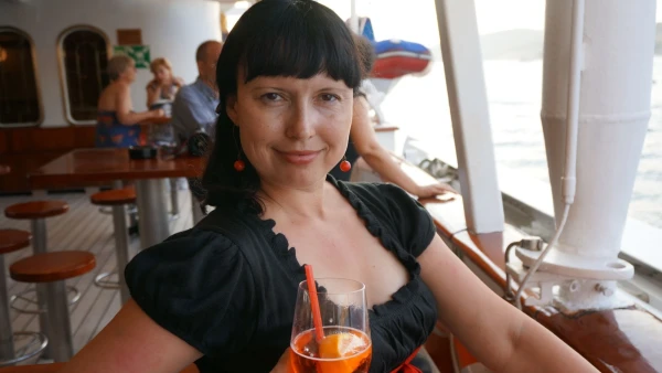 Как же приятно наслаждаться морскими видами, да еще и с вкусненьким коктейльчиком...