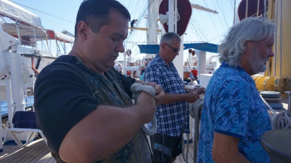 Учат вязать морские узлы