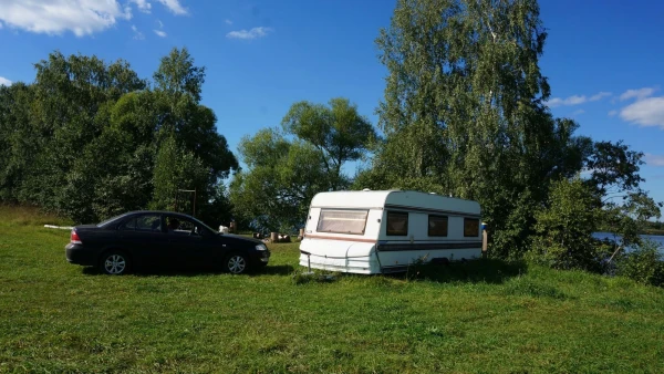 Народ приезжает сюда на Волгу и живет)))
