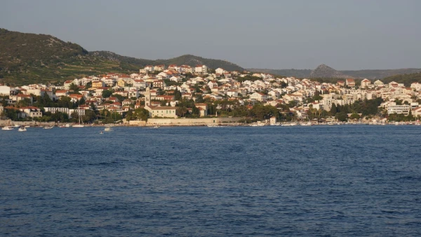Вид с моря на остров Хвар