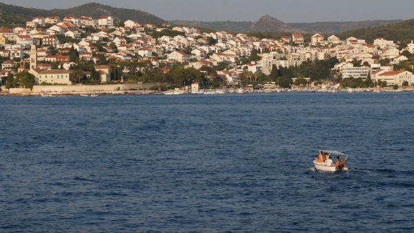 Вид с моря на остров Хвар