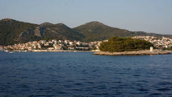 Вид с моря на остров Хвар