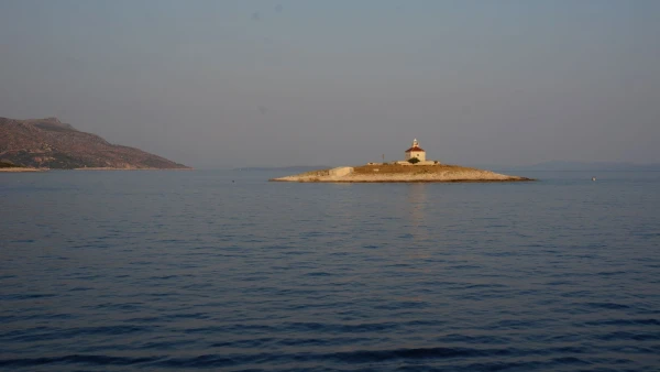 Островок близ острова Хвар