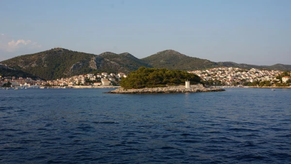 Вид с моря на остров Хвар