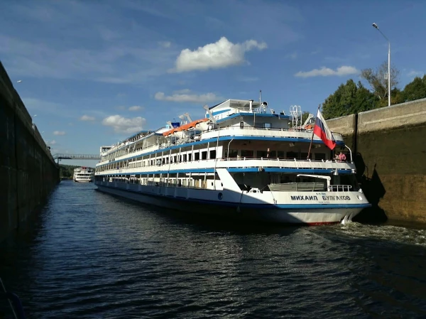 С противоположной стороны открываются ворота