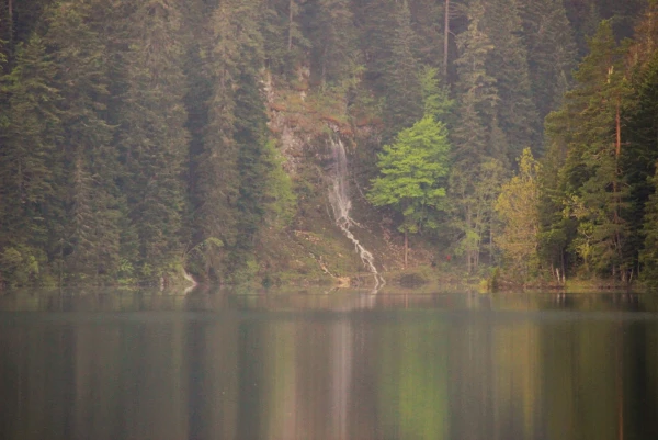 Водопад на дальнем берегу.