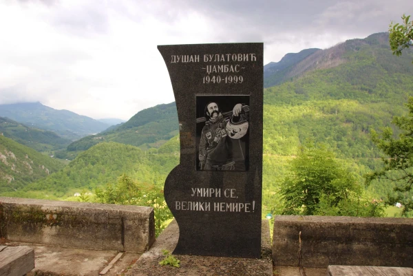 Душан Булатович-Цамбас. Черногорский Актёр, каскадёр, горнолыжник и альпинист. Памятная стела. 