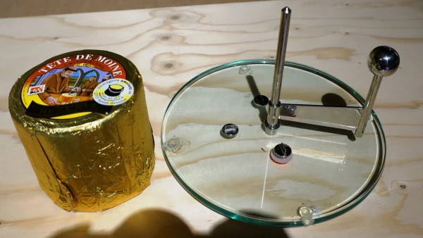 Сыр Tête de Moine и нож  Girolle