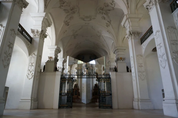 Зеркало в монастыре Bellelay Abbey