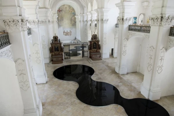 Инсталляция "Мизансцена бездны" художника Романа Крелье (Romain Crelier). Фото не моё, из инета.