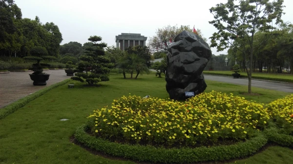 Сквер у Пагоды на одном столбе (Chùa Một Cộ)...