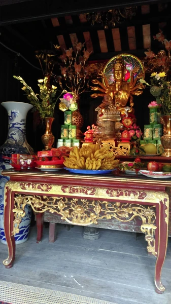 Пагода на одном столбе (Chùa Một Cộ). Святилище внутри пагоды...