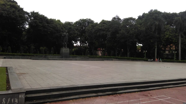 Улица Điện Biên Phủ: памятник ВИ Ле Нину - ну, так написано...
